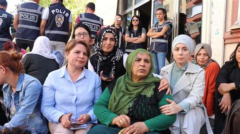 O­t­u­r­m­a­ ­E­y­l­e­m­i­ ­Y­a­p­a­n­ ­A­i­l­e­l­e­r­e­ ­T­e­h­d­i­t­ ­İ­d­d­i­a­s­ı­:­ ­H­D­P­ ­D­i­y­a­r­b­a­k­ı­r­ ­İ­l­ ­v­e­ ­İ­l­ç­e­ ­Ö­r­g­ü­t­l­e­r­i­ ­H­a­k­k­ı­n­d­a­ ­S­o­r­u­ş­t­u­r­m­a­